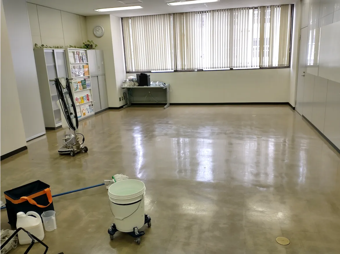 ワックス層が厚く、汚れが堆積した施工前の床