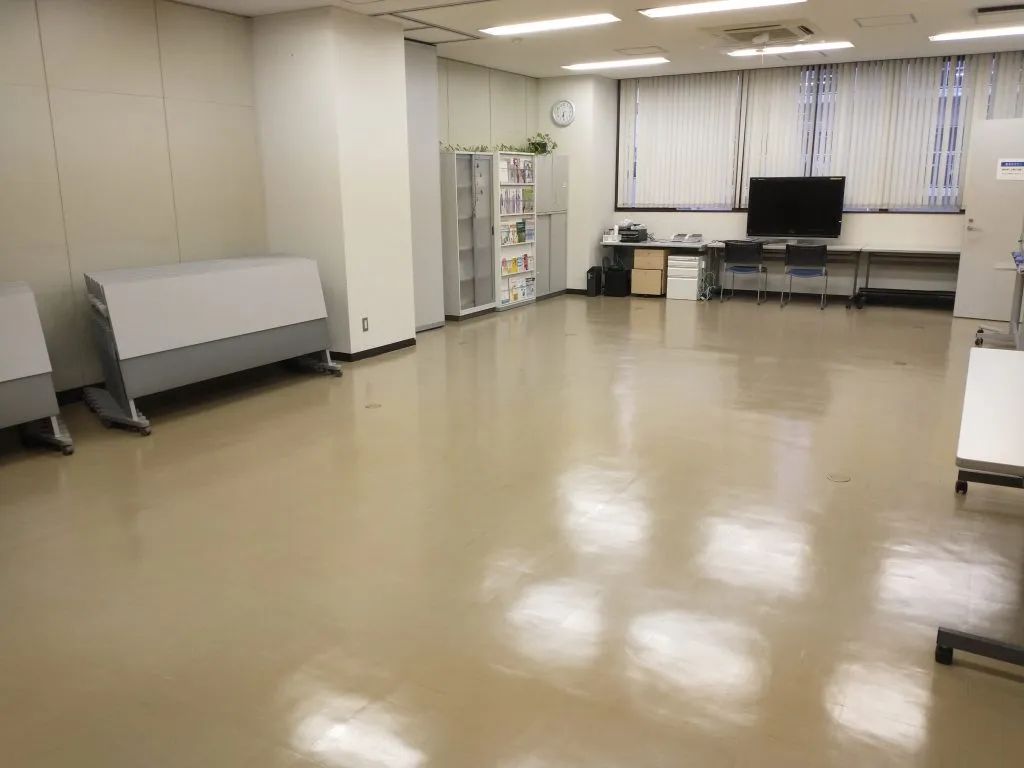 剥離とワックス塗布を終え、光沢が戻った研修室の床
